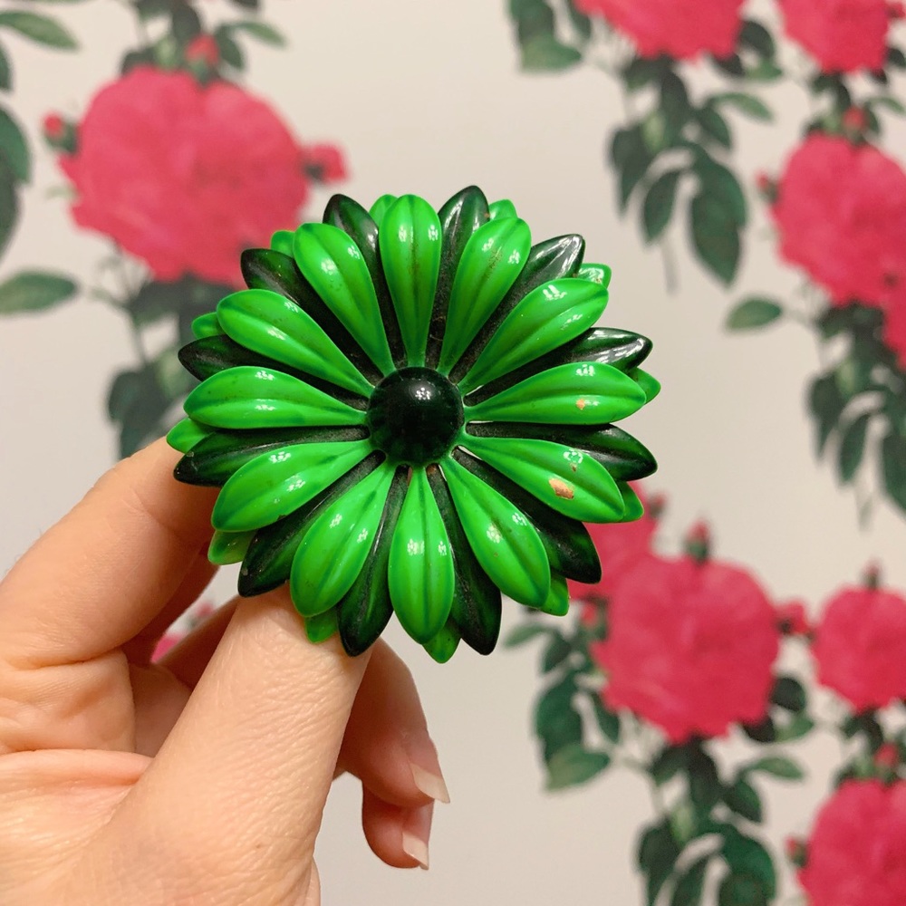 Vintage Enamelware Daisy Brooch